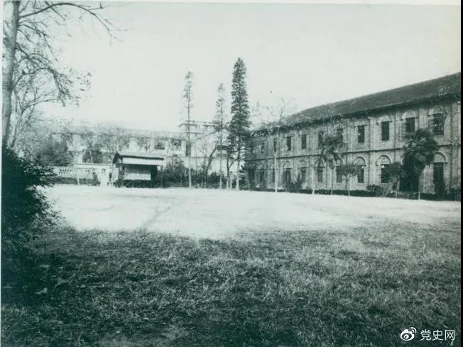 　　1927年3月18日，毛澤東出席在武昌舉行的河南武裝農民代表大會(huì )，并作湖南農運狀況報告。圖為大會(huì )會(huì )場(chǎng)——武昌農講所大操場(chǎng)。