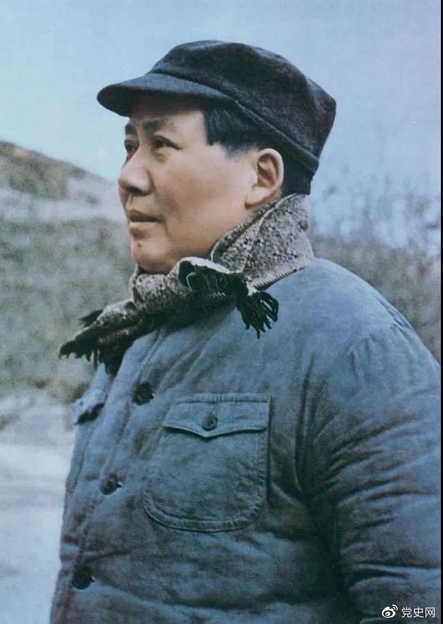 　　1947年3月18日，中共中央機關(guān)主動(dòng)撤離延安。毛澤東和周恩來(lái)、任弼時(shí)等繼續留在陜北，指揮全國人民解放戰爭。這是轉戰陜北前夕的毛澤東。